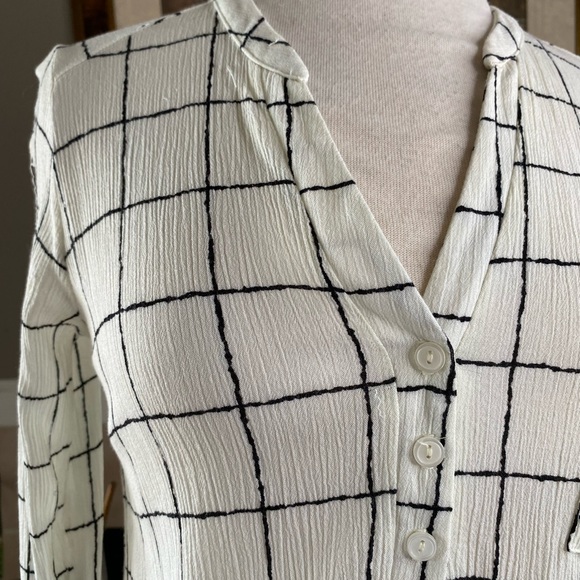 Lush white w/ black pane crinkle, long sleeve, Dropped neck 3- button size Small - Picture 4 of 8